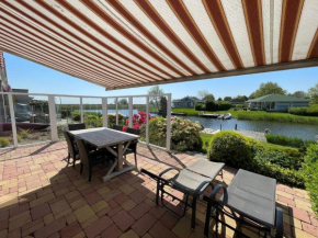 Ferienhaus in Makkum Terrasse und Sauna